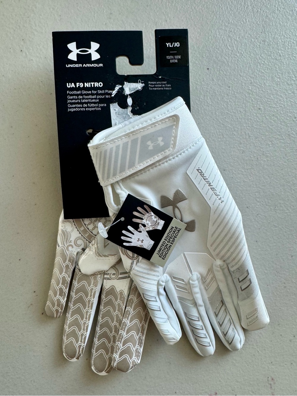 Under Armour F9 Nitro Football Gloves. Youth Large. Glue Grip. White. NWT